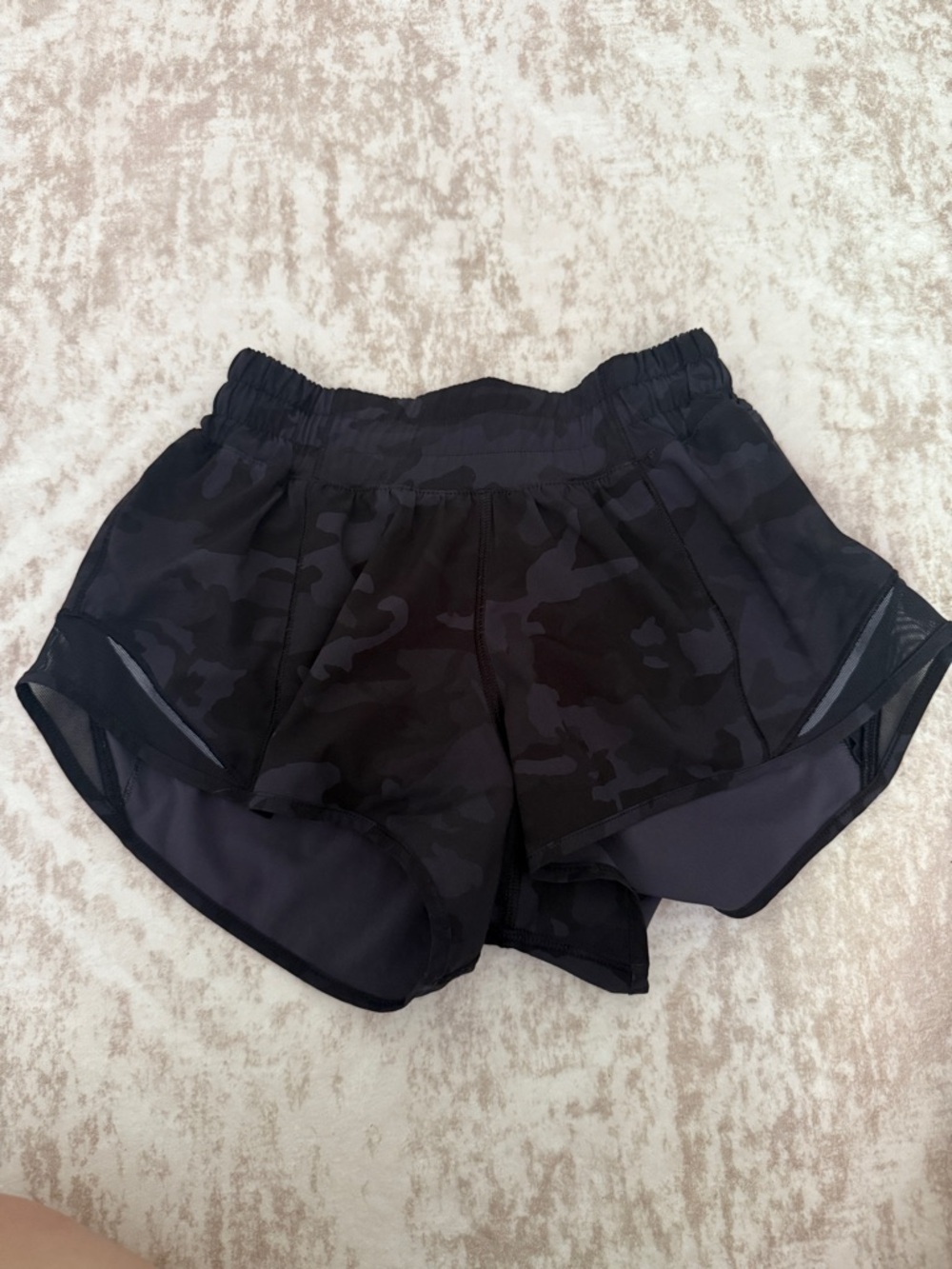 Lululemon Hotty Hot Shorts Black Camo Size 2 Low Rise 2.5”